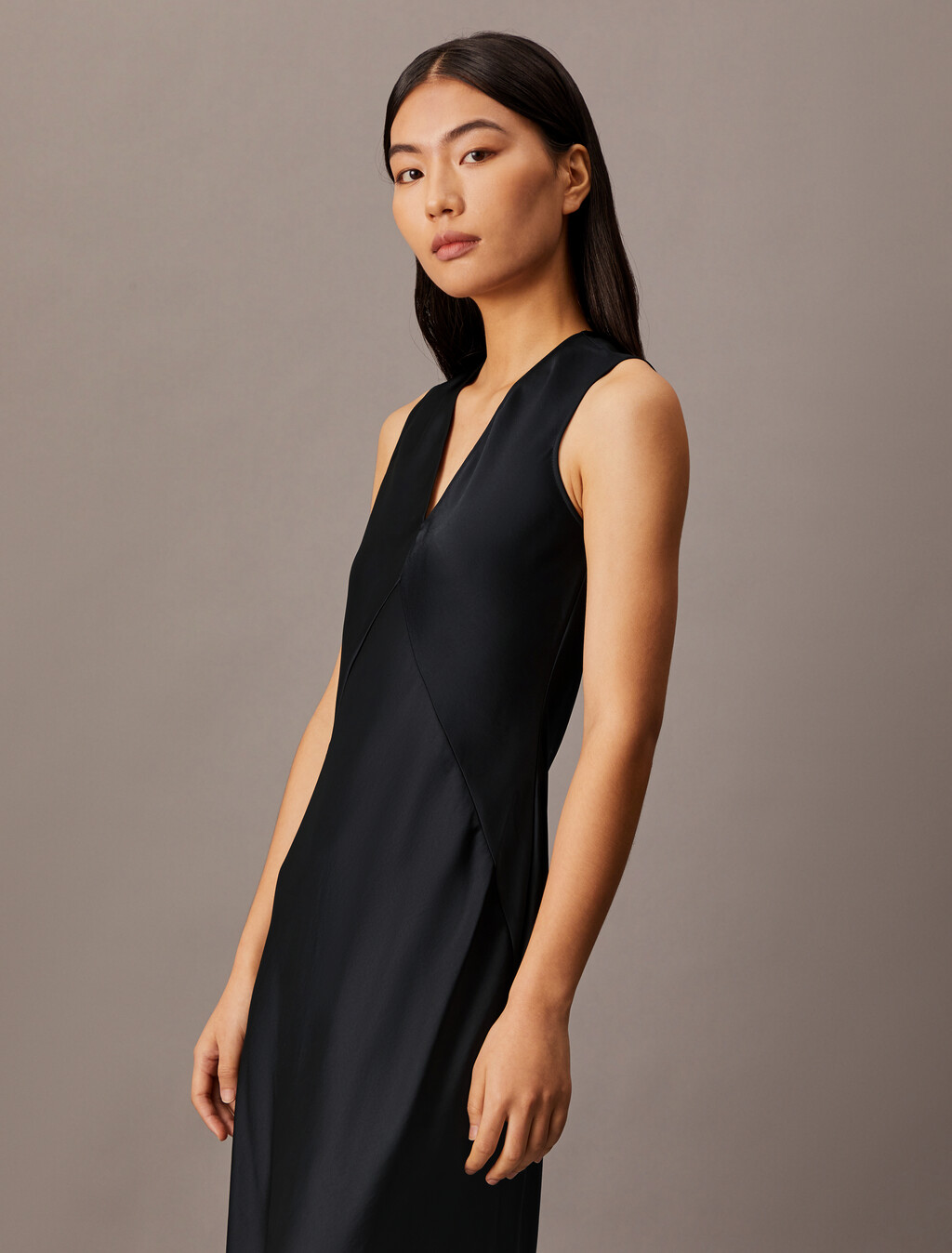 Essentials Satin ohne Ärmel V-Ausschnitt-Kleid