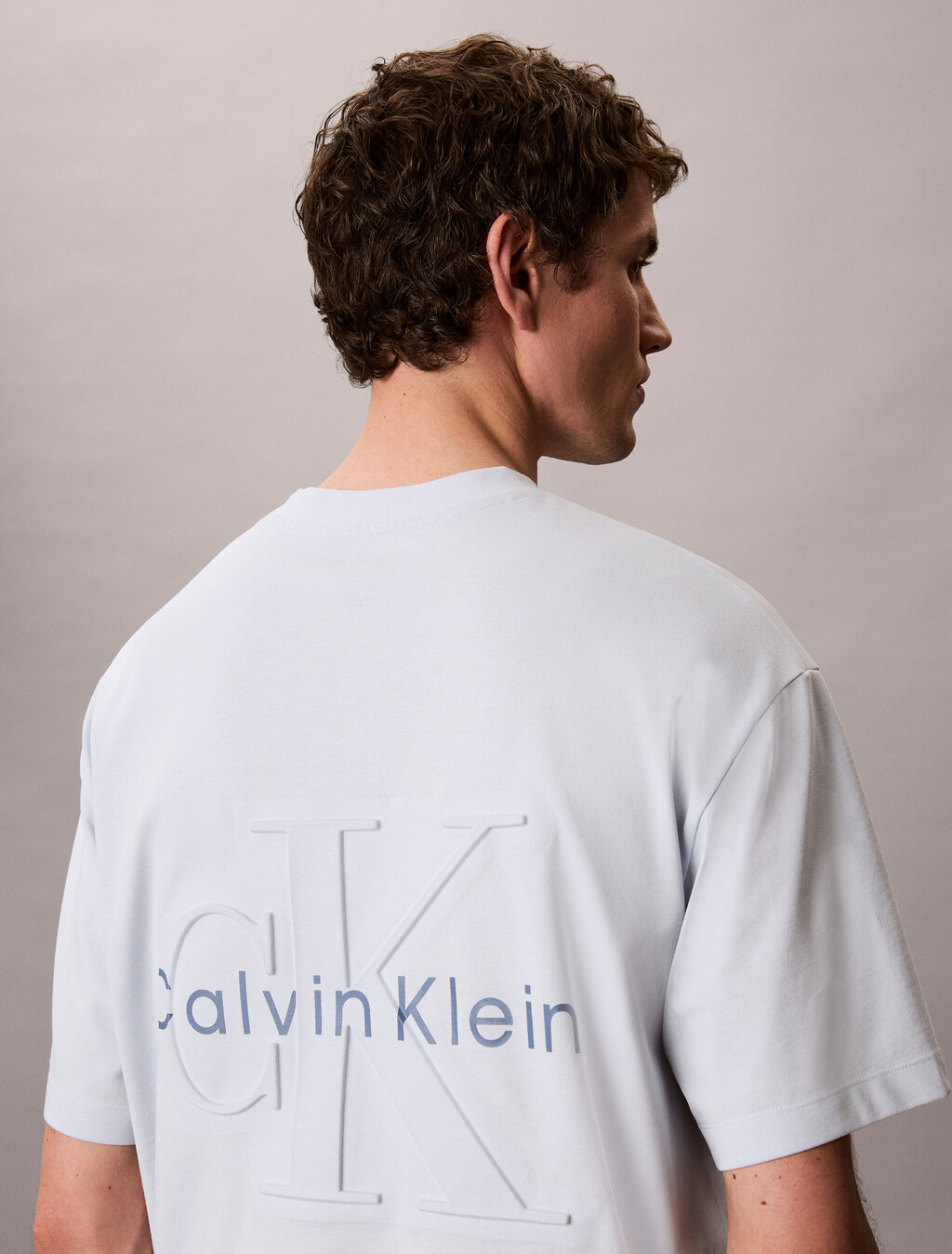Kühles, lässiges Rücken-Monogramm-T-Shirt