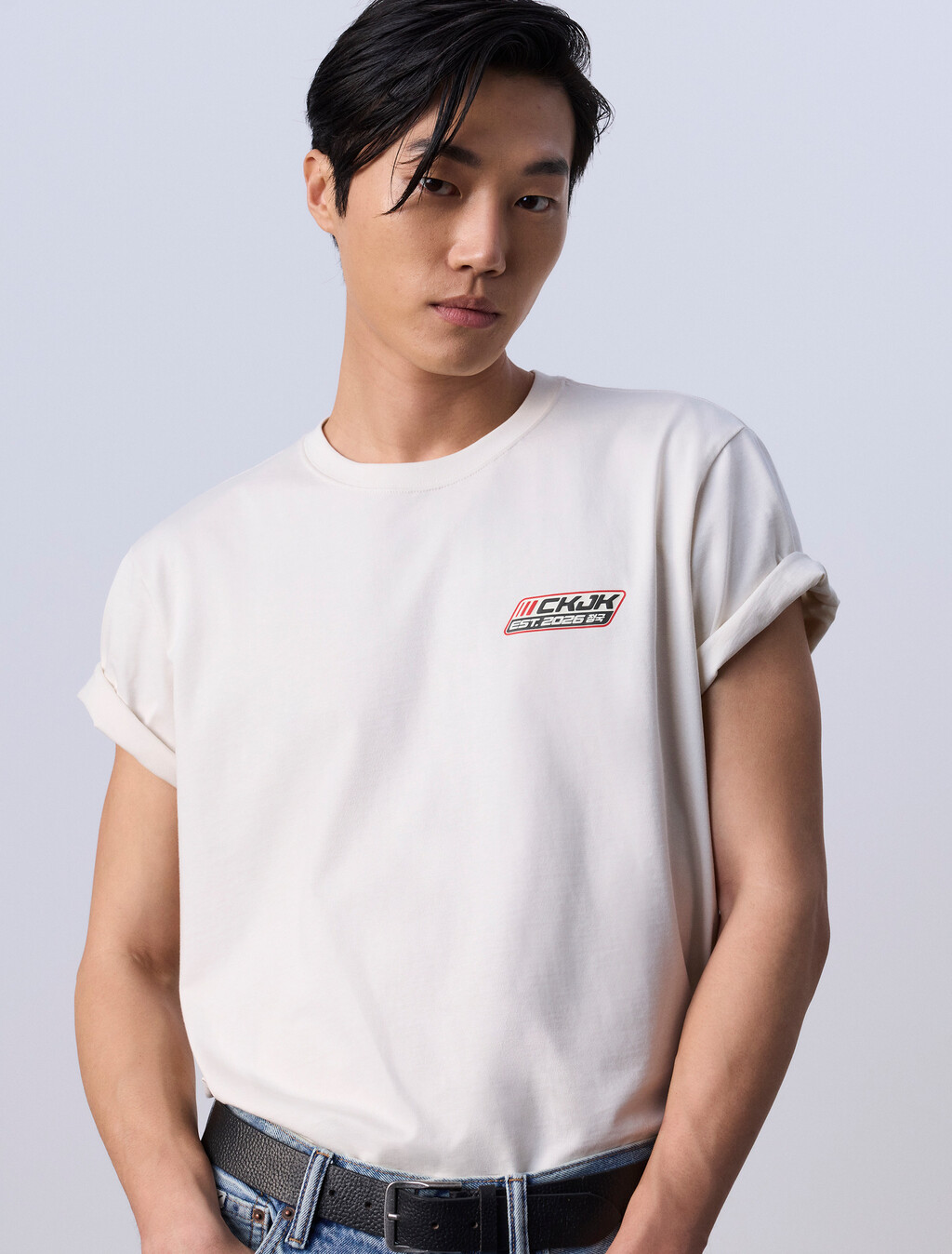 Jung Kook für Calvin Klein Logo Badge Loose T-Shirt