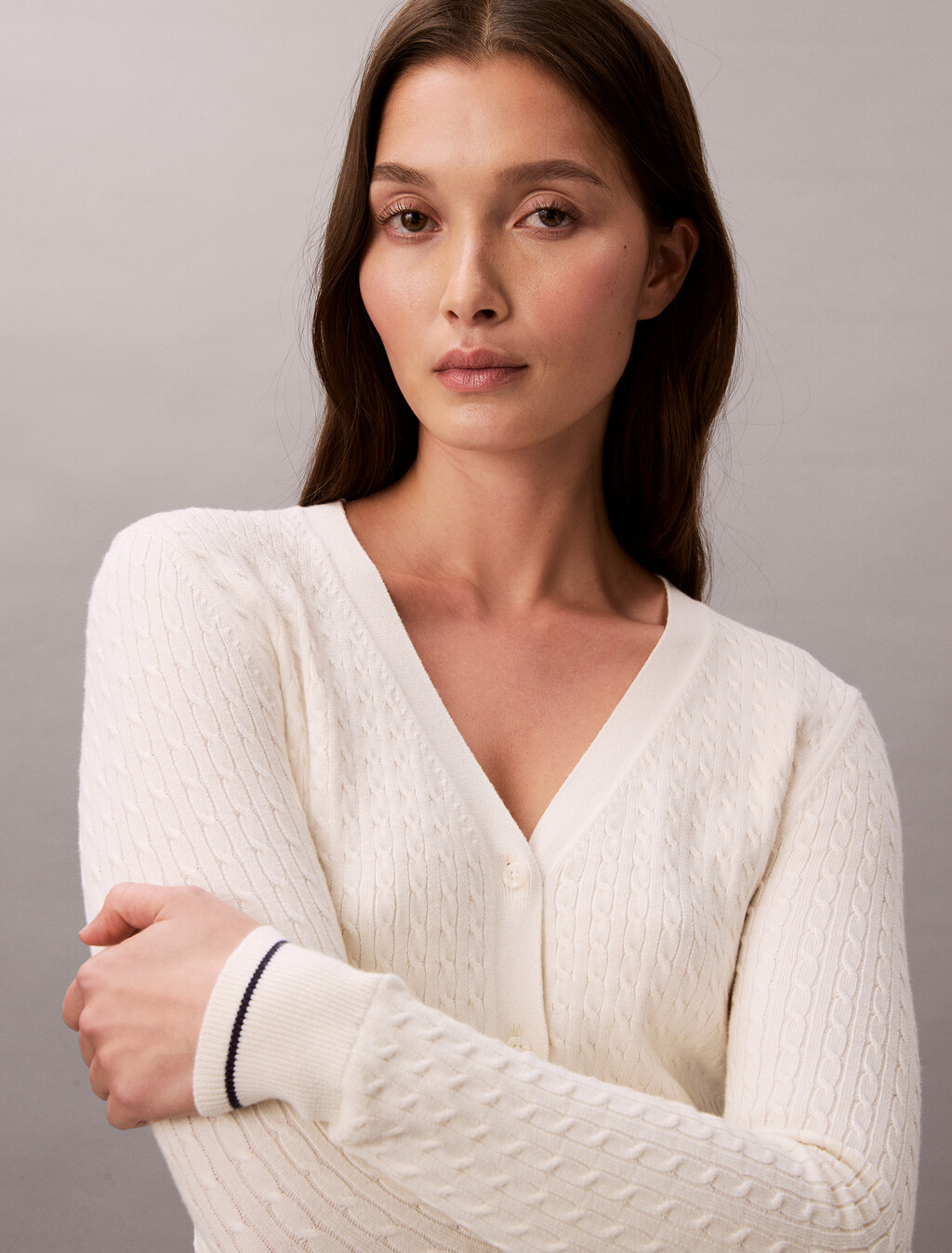Schlanker Strick-Pullover mit Kabelmuster
