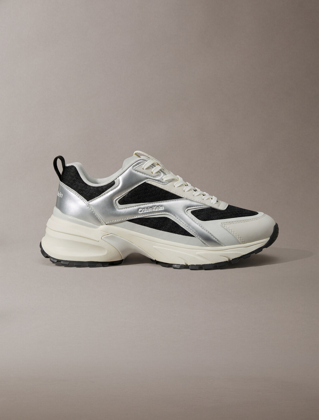 Strick- und Metallic-Laufschuhe