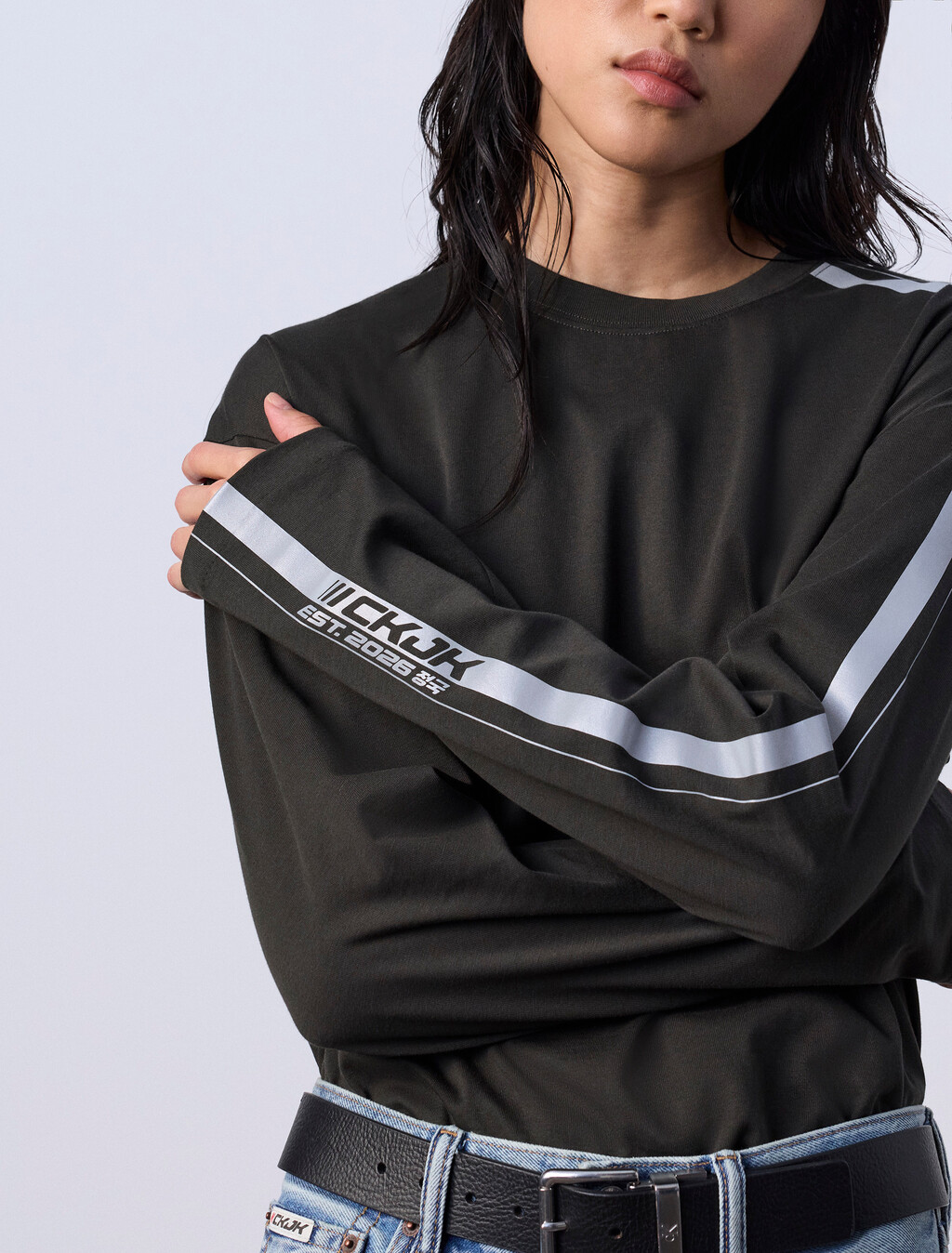 Jung Kook für Calvin Klein Racing Stripe Loose T-Shirt