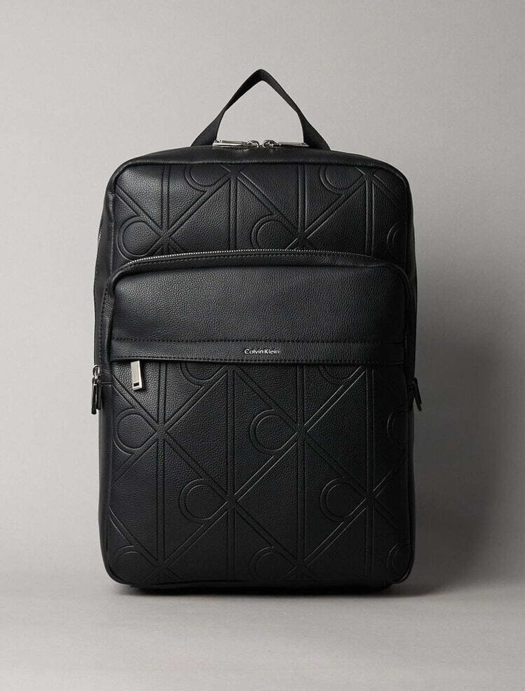Embossiertes CK Emblem Slim-Rucksack