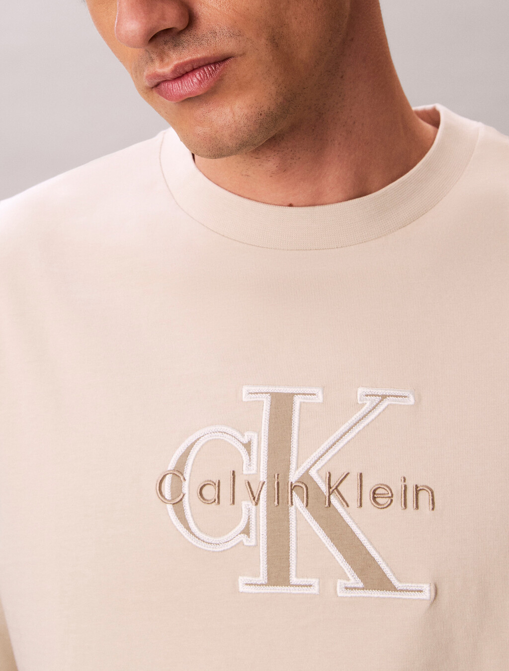 Lässiges T-Shirt mit Logo-Applikation