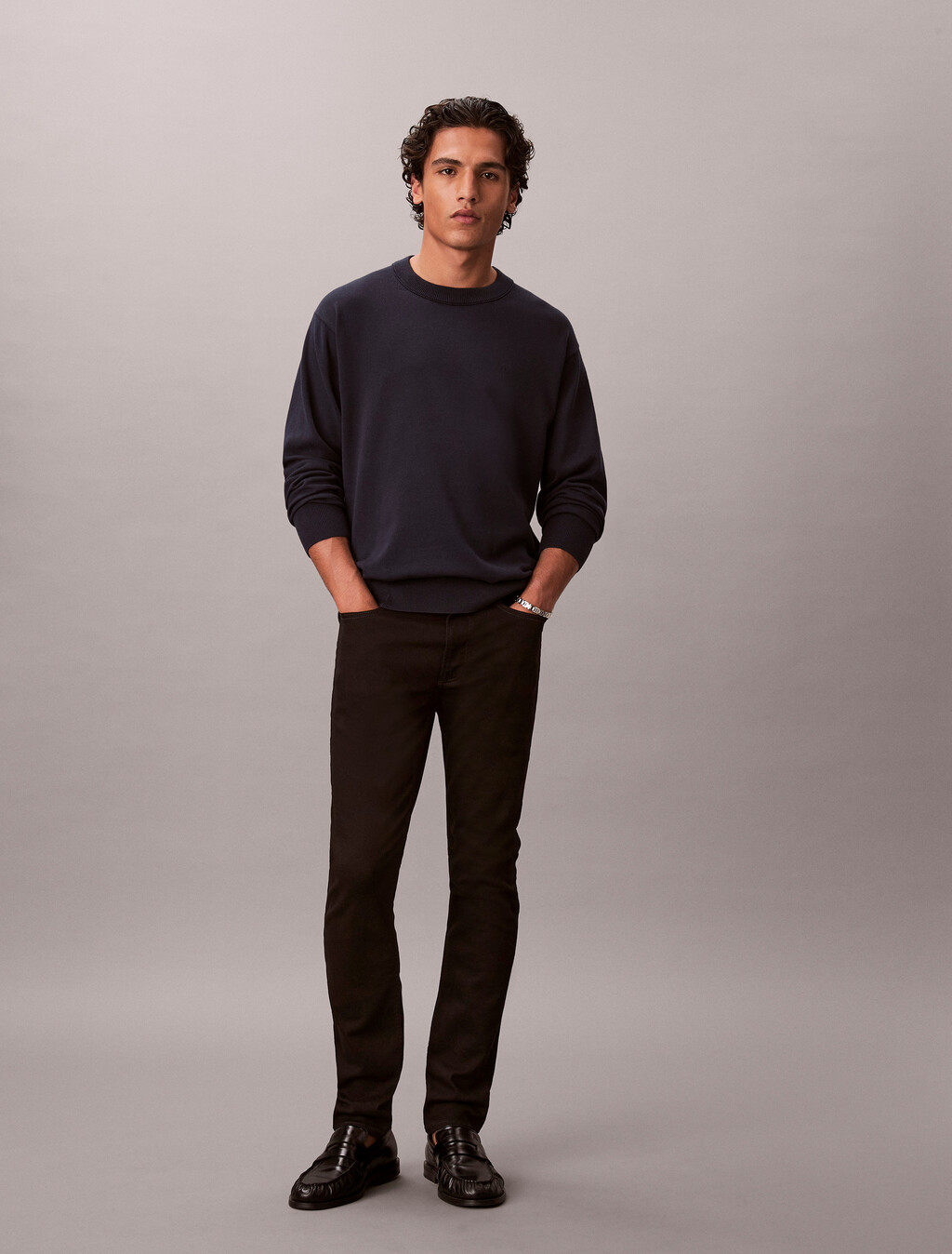 Klassische schlanke schwarze Jeans