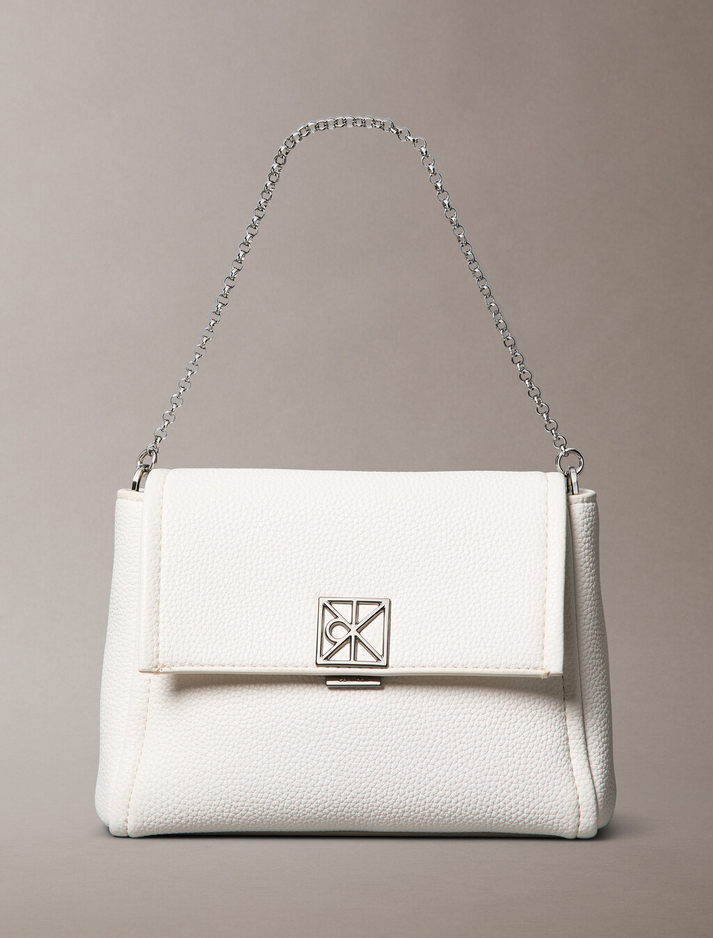 Crossbody-Tasche aus Kieselgranulat-Optik
