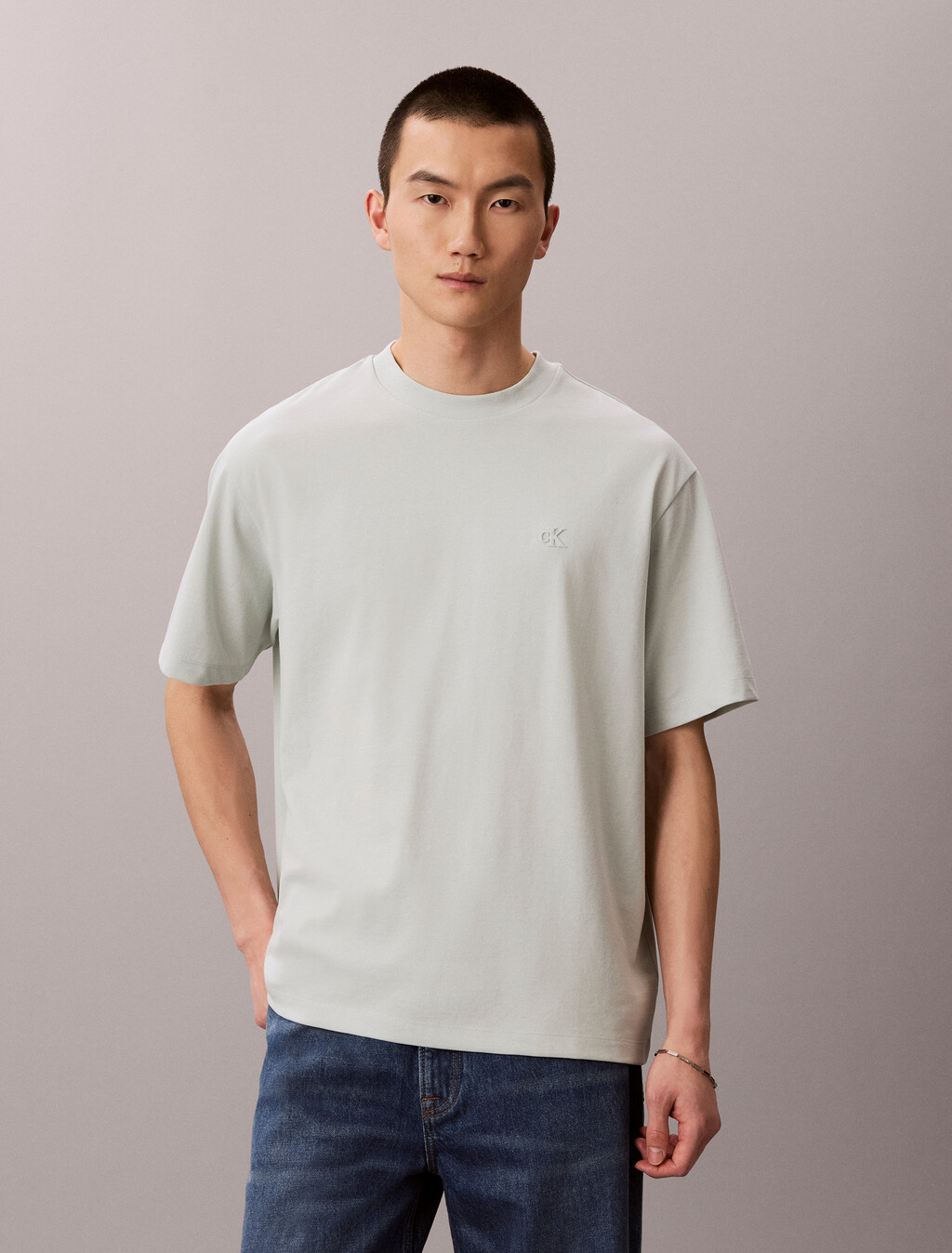 Kühles, lässiges Rücken-Monogramm-T-Shirt
