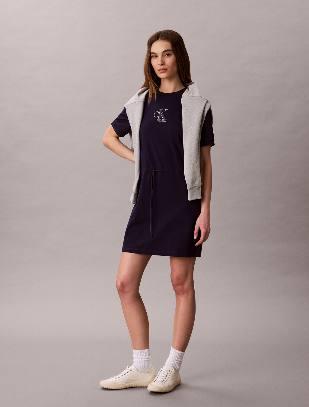Kühles T-Shirt-Kleid mit Taillenband