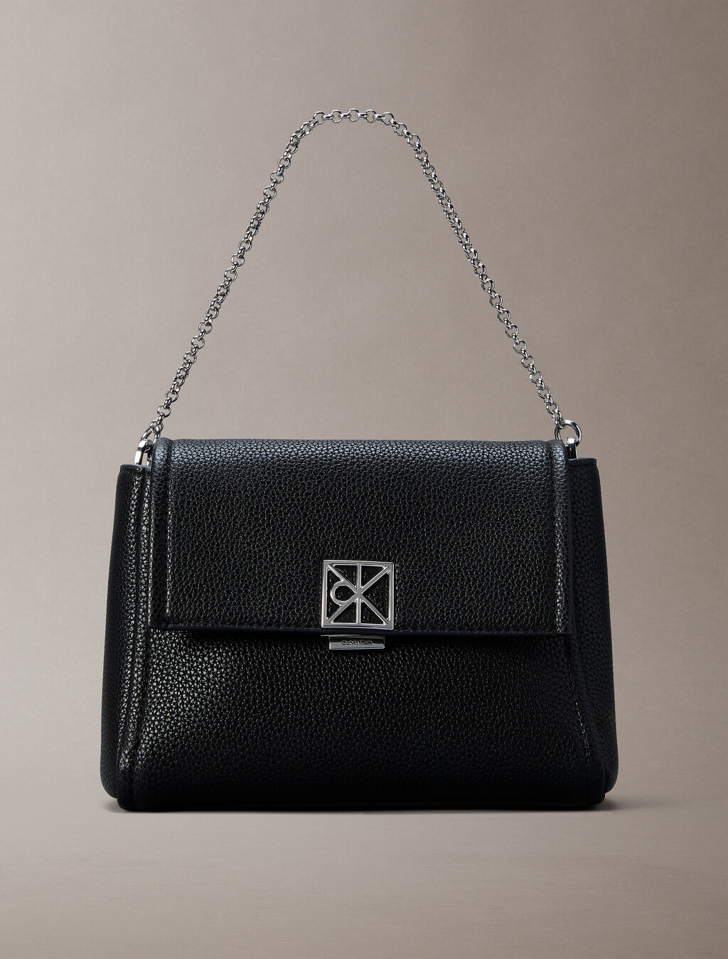 Crossbody-Tasche aus Kieselgranulat-Leder