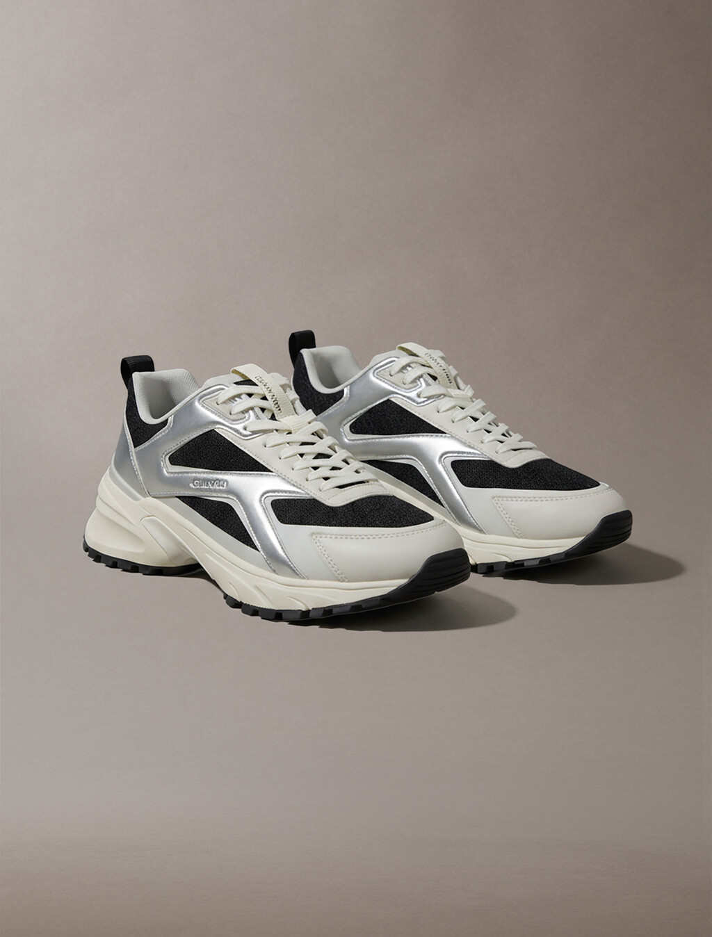 Strick- und Metallic-Laufschuhe
