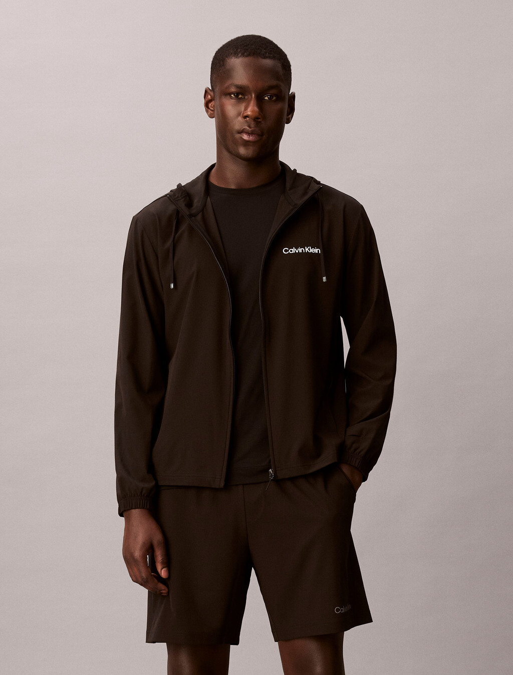 Wasserabweisende Windjacke mit Kapuze