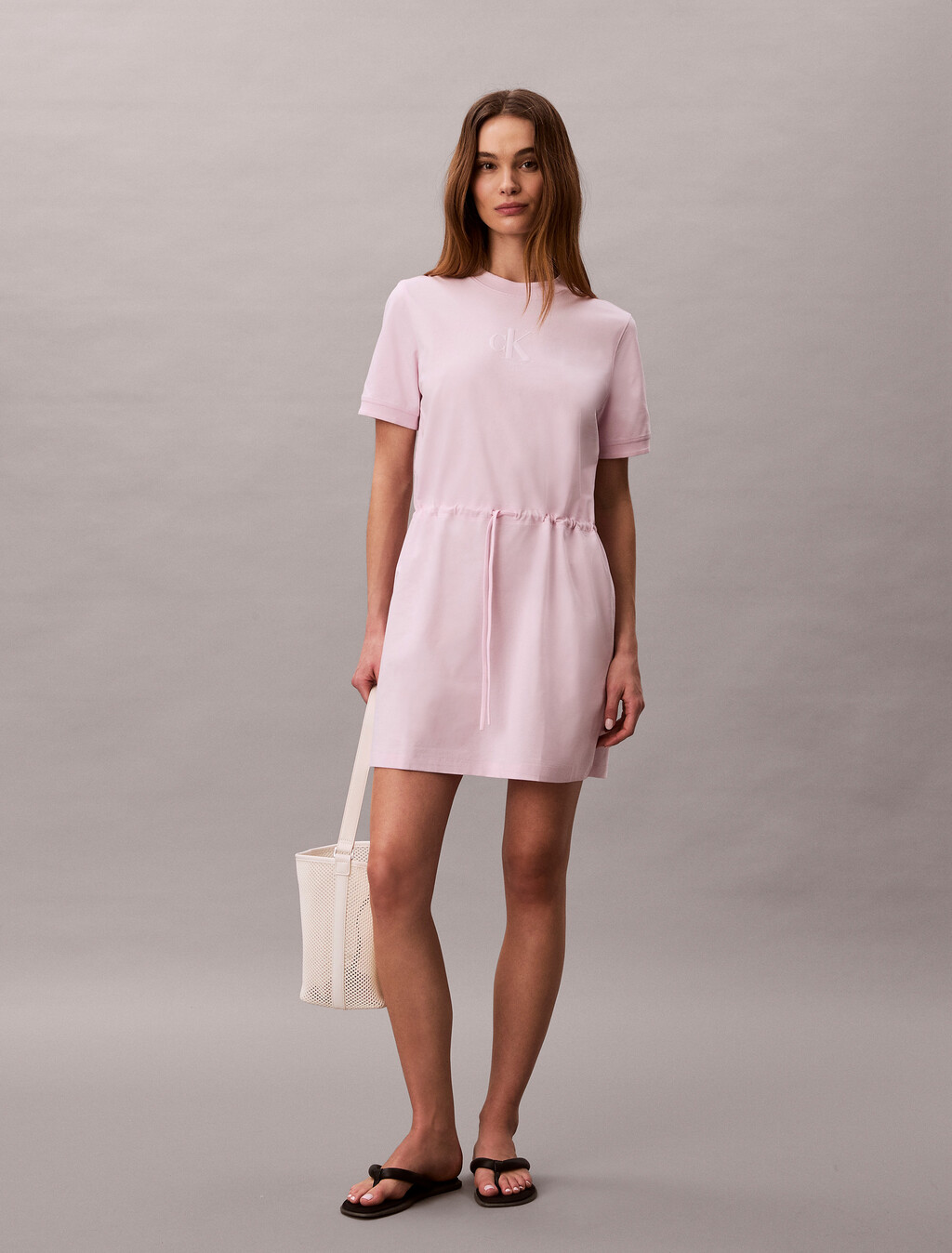 Kühles T-Shirt-Kleid mit Taillenband