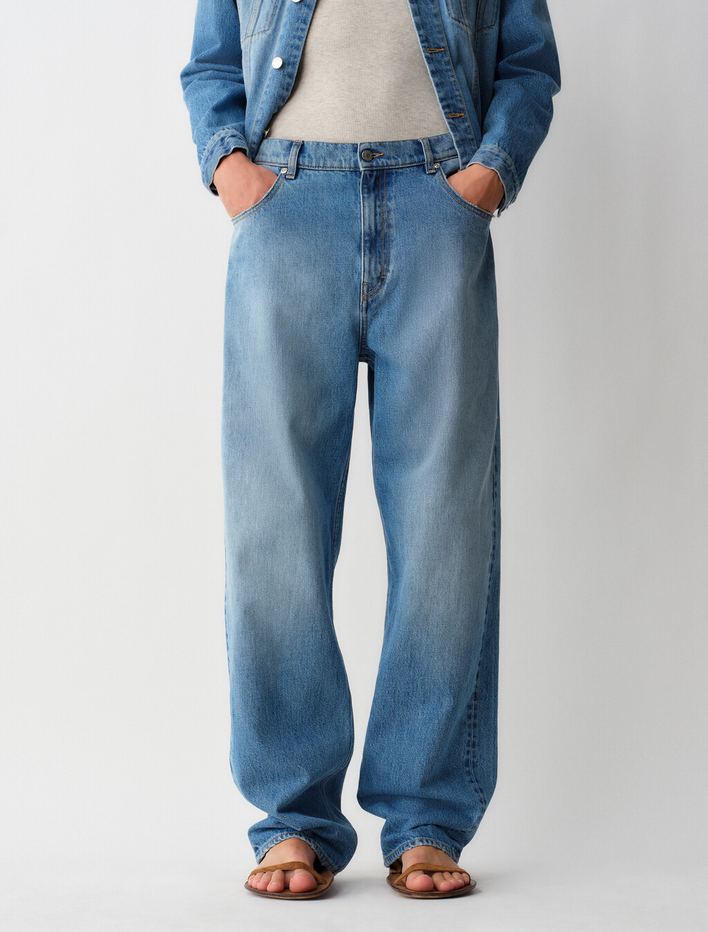05 Low Rise Wide Leg Jeans