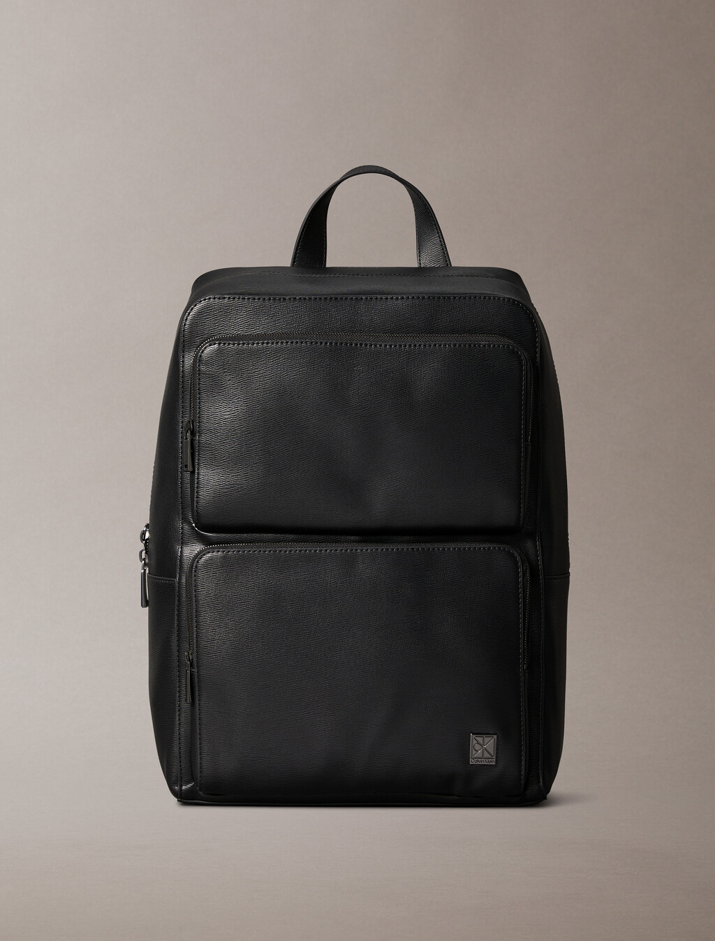 Schlanker Rucksack mit Saffiano-Emblemlogo