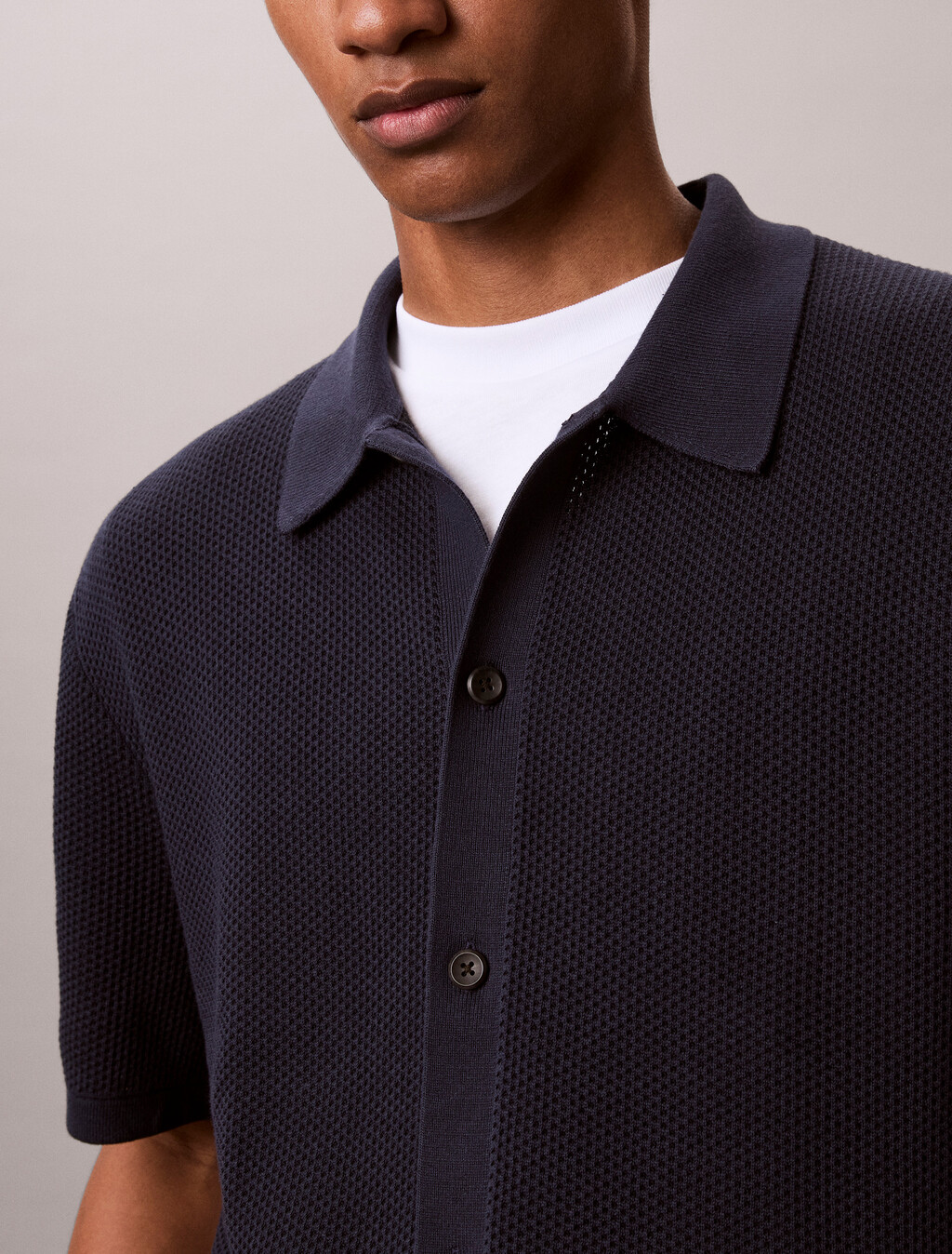 Mesh-Stickerei-Vordertaschenpullover mit Knopfleiste