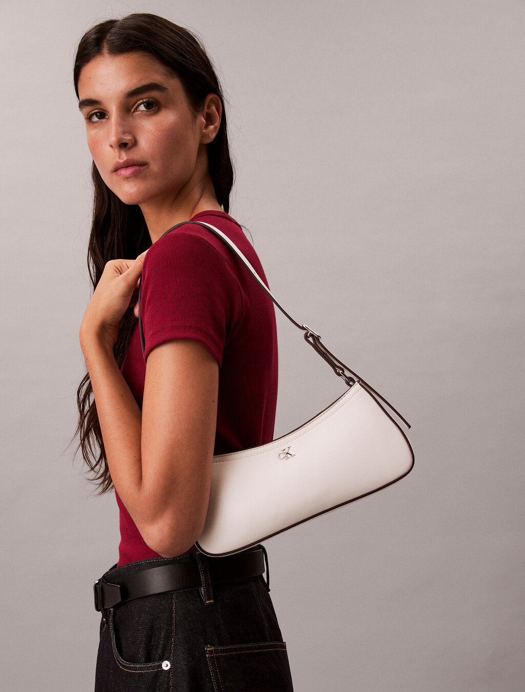 Schultertasche mit Monogramm-Logo und Metallteilen