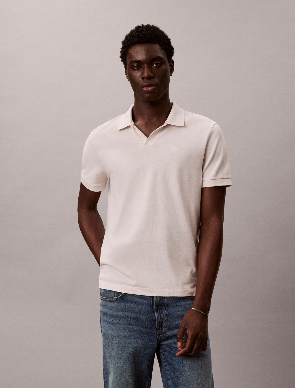 Polo-Shirt aus Baumwoll-Piqué mit offenem Kragen Polo-Shirt aus Baumwoll-Piqué mit offenem Kragen