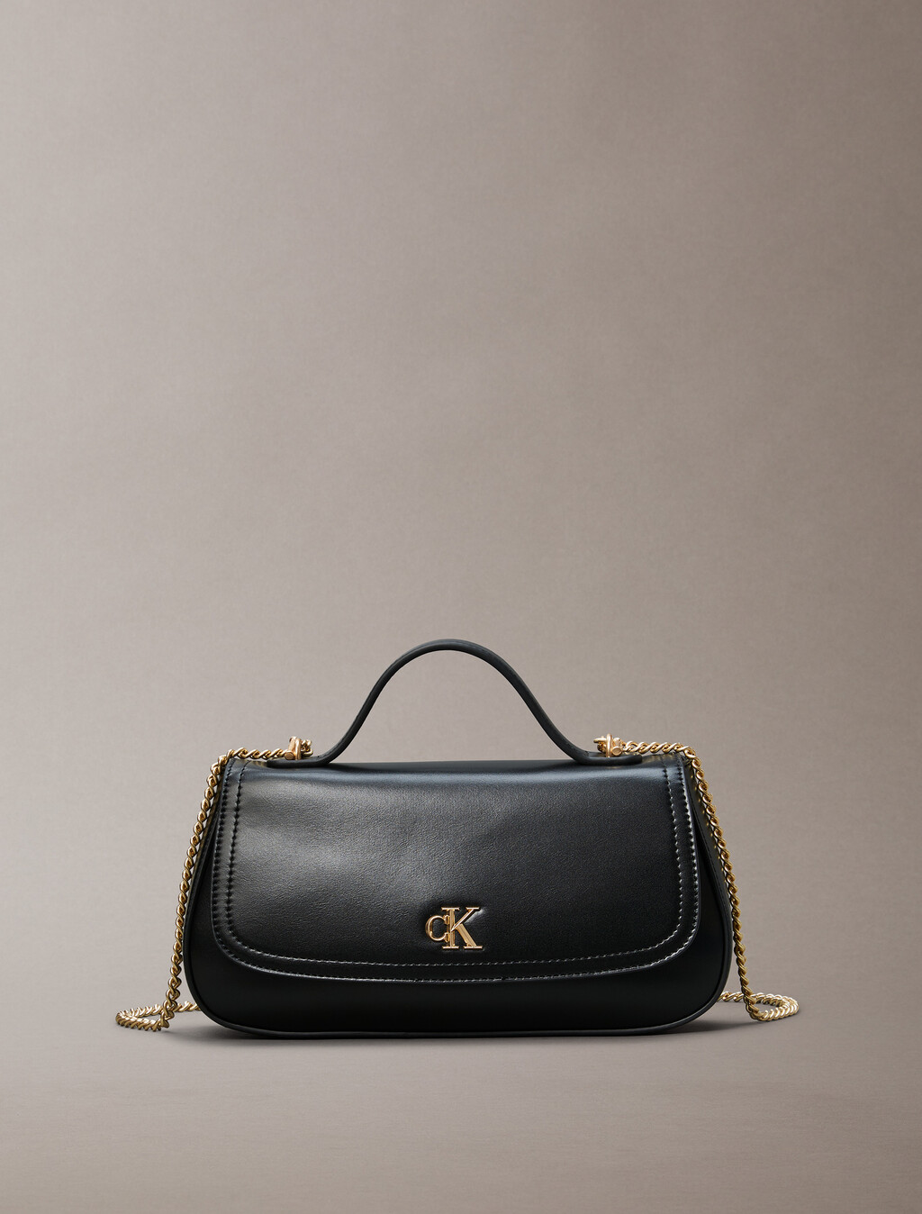 Tasche mit Monogramm-Logo und Metallteilen