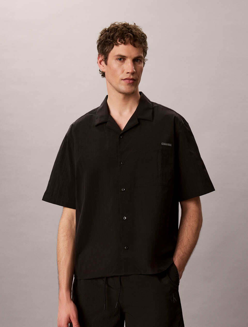Nylon-Lounge-Camp-Kragen-Shirt