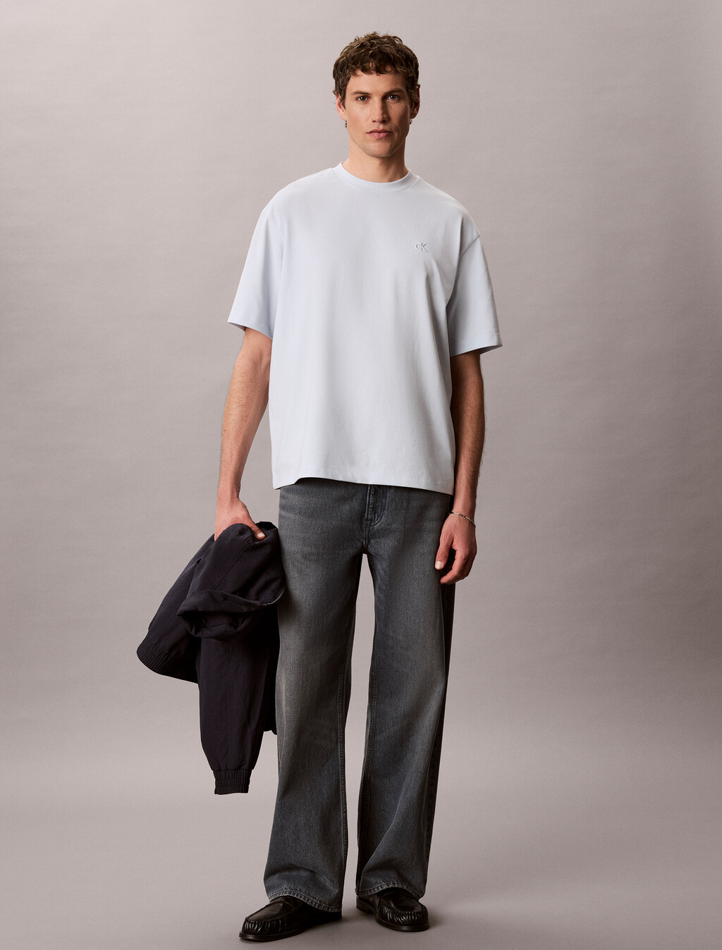 Kühles, lässiges Rücken-Monogramm-T-Shirt