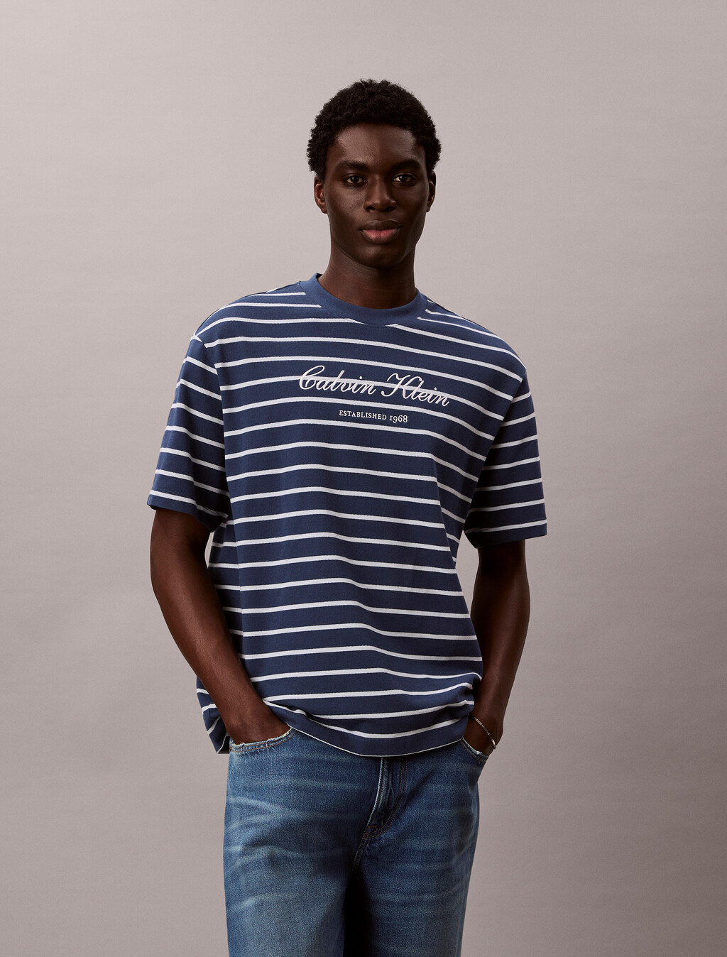 Lässiges T-Shirt aus Baumwoll-Piqué mit Streifen Lässiges T-Shirt aus Baumwoll-Piqué mit Streifen