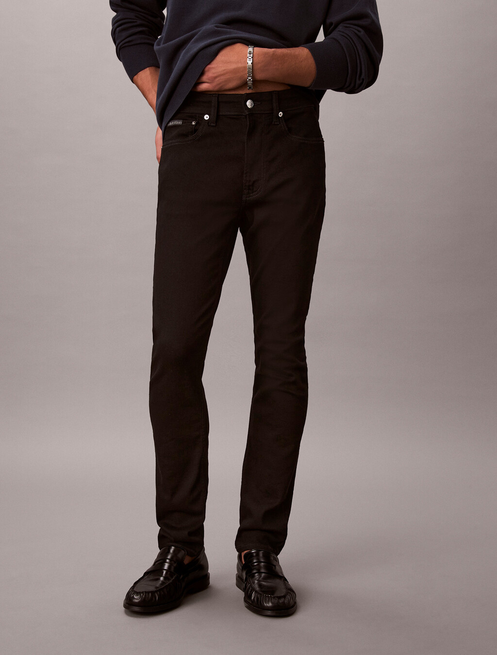 Klassische schlanke schwarze Jeans