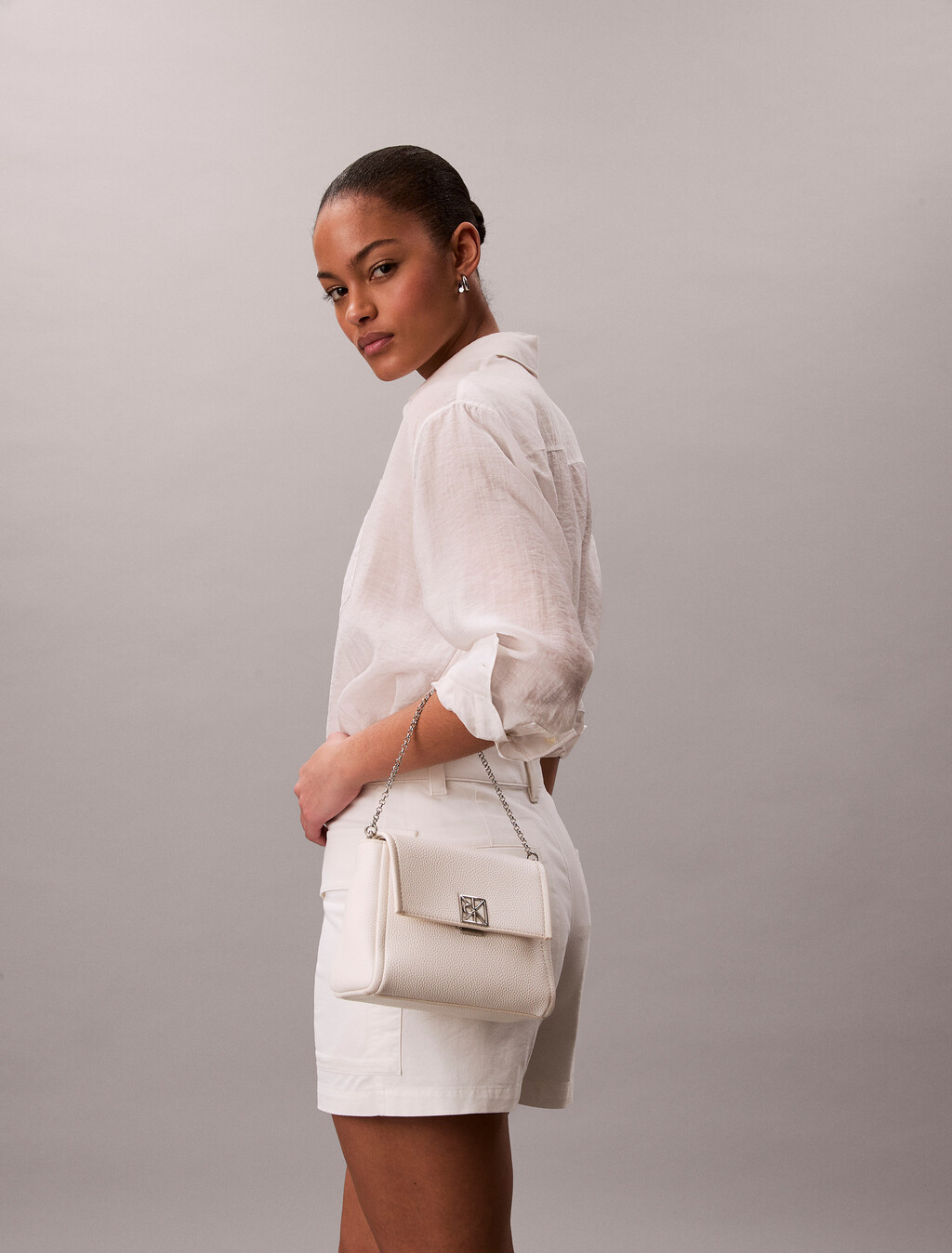 Crossbody-Tasche aus Kieselgranulat-Optik