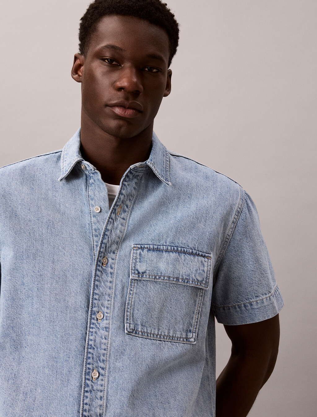 Denim-Shirt mit kurzen Ärmeln und Taschen