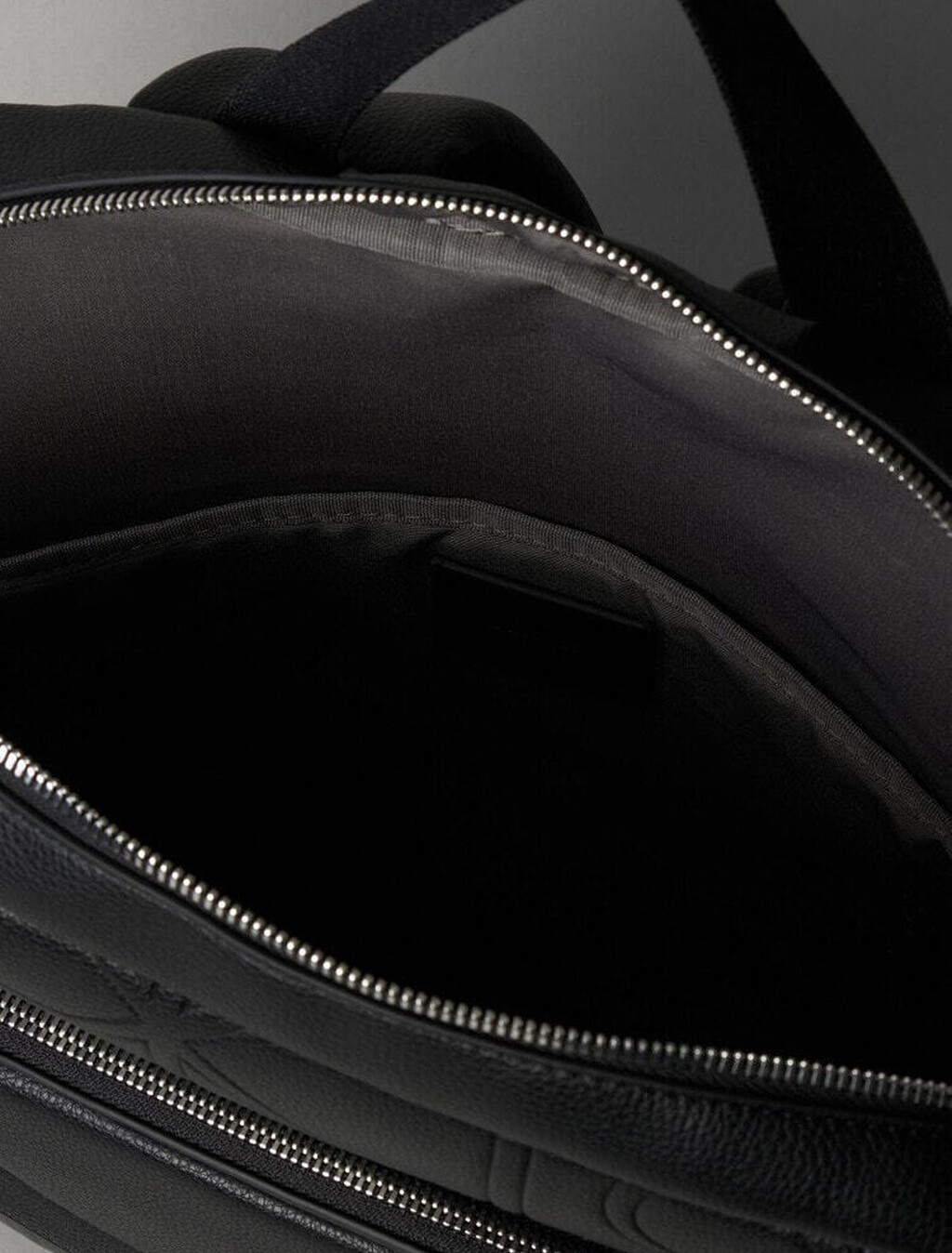 Embossiertes CK Emblem Slim-Rucksack