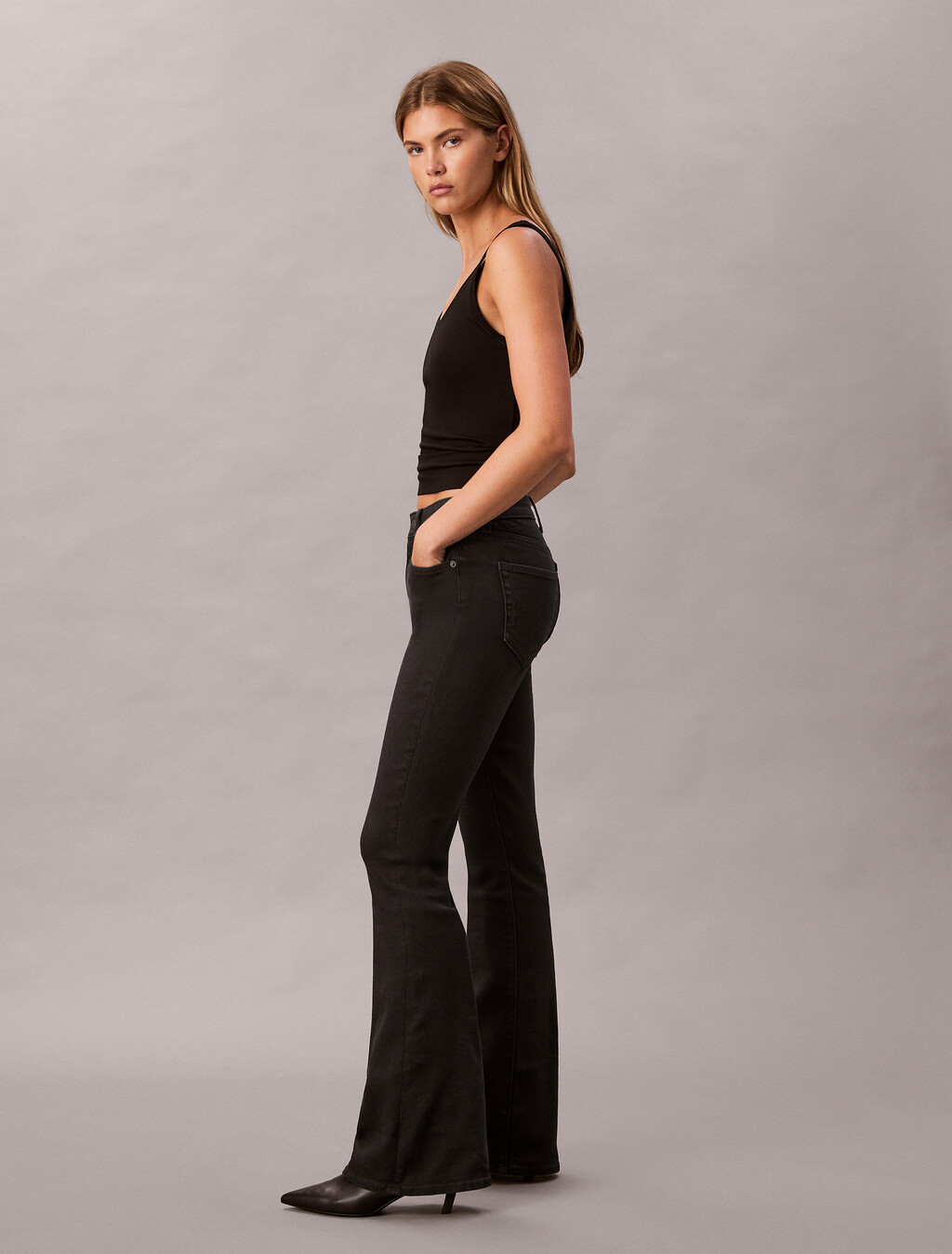Klassische schwarze High-Rise-Flare-Jeans 37,5